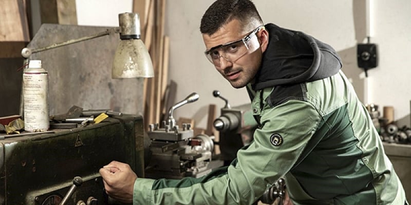 Pracovní oděvy a ochranné pomůcky